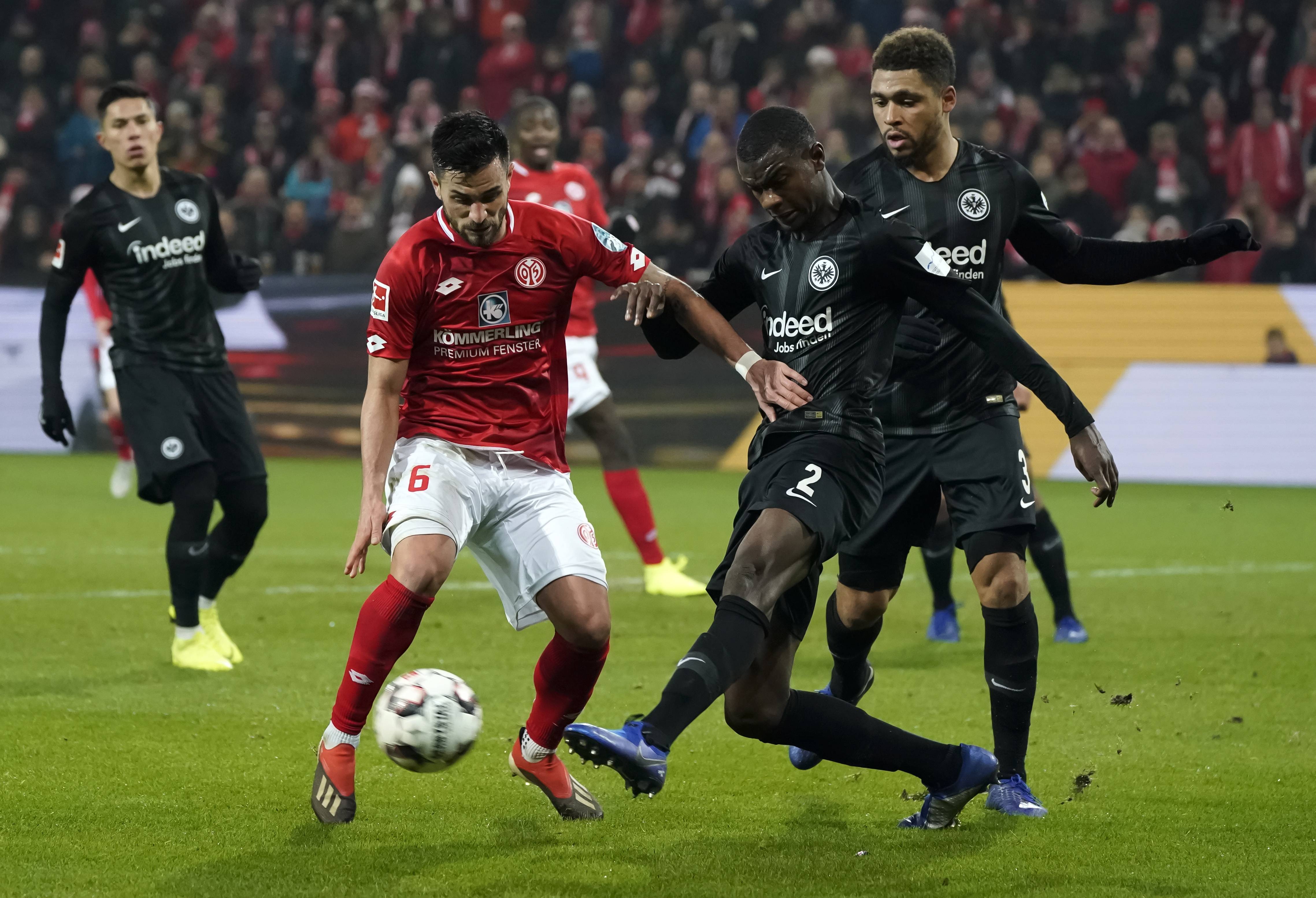 英超关键时刻走向成谜；圣安东尼奥马刺防线松动；话题不断；赛程密集仍需轮换的简单介绍