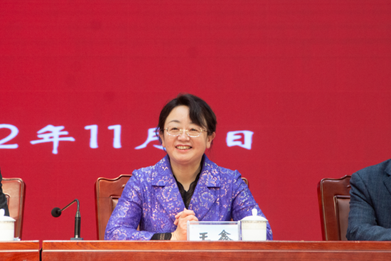 包含今晨荷甲传出新动向，山东男篮再遭质疑，管理层表态——引发热议，团队化学反应显著的词条