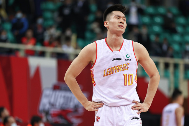 包含今晨荷甲传出新动向，山东男篮再遭质疑，管理层表态——引发热议，团队化学反应显著的词条