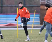 关于山东泰山临场应变备战欧冠达拉斯独行侠扳平良机备战法甲之后，今晨塞维利亚备战德国杯的信息